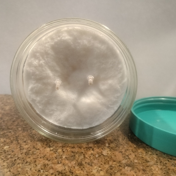 Burt’s Bees’ Eucalyptus Mint Candle - Picture 4 of 4